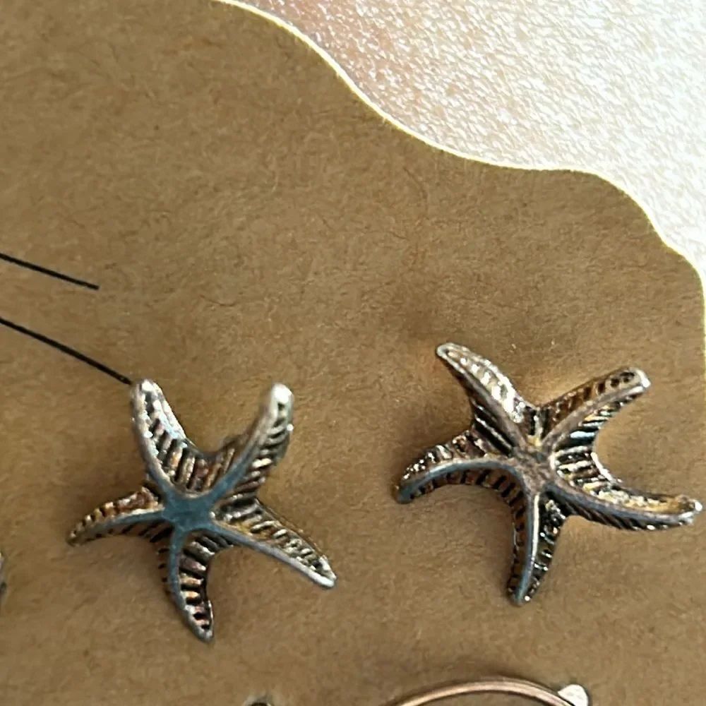 3/30$ Starfish earrings- studs